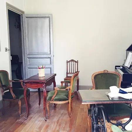 Alojamento de Acomodação e Pequeno-almoço La Petite Cour - *