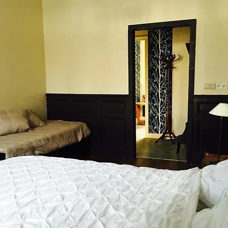 לינה וארוחת בוקר La Petite Cour -