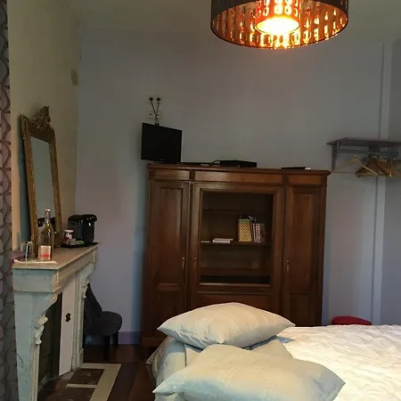 לינה וארוחת בוקר La Petite Cour -