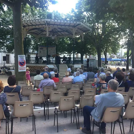 לינה וארוחת בוקר La Petite Cour -