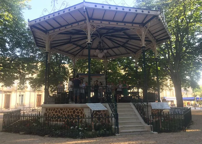 Alojamento de Acomodação e Pequeno-almoço La Petite Cour - *